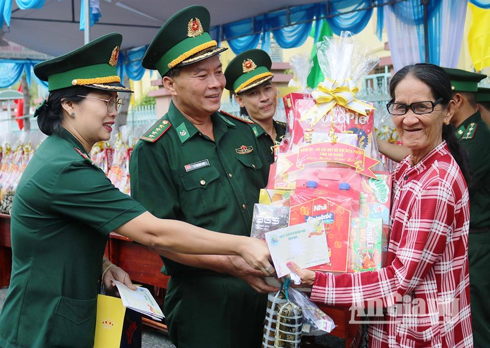 Xuân Biên phòng ấm lòng dân bản – Mang tết đến người dân vùng biên giới